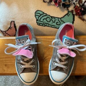 Girls low top converse